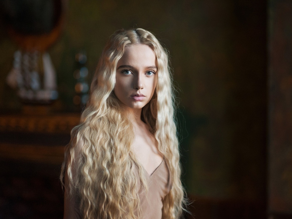 Красивая блондинка с длинными волнистыми волосами 