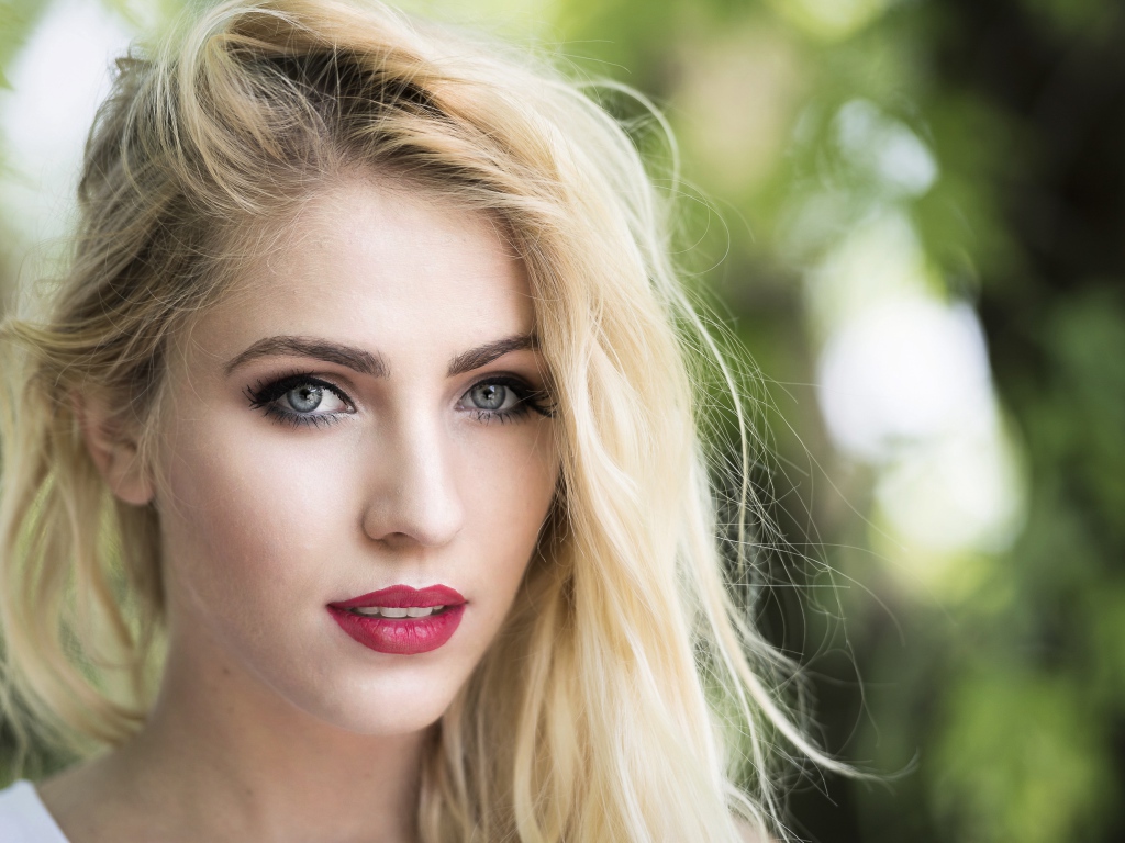 Красивая голубоглазая блондинка с красными губами 