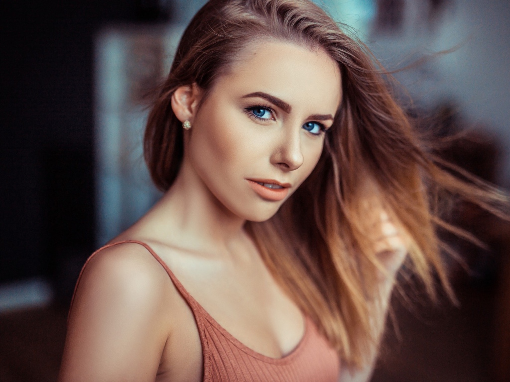 Красивая голубоглазая девушка с распущенными волосами 