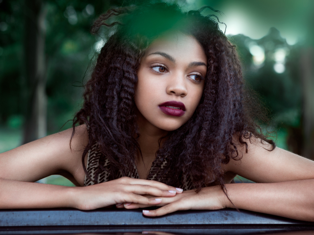 Красивая кареглазая девушка брюнетка с волнистыми волосами 