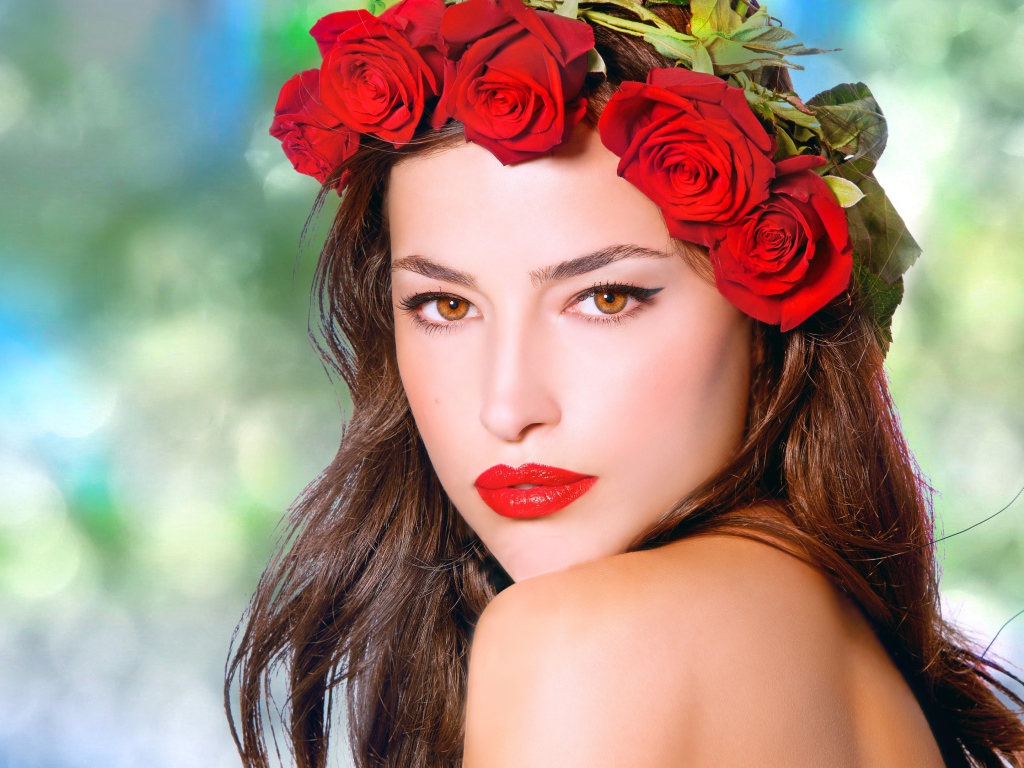 Красивая кареглазая девушка с венком из красных роз 