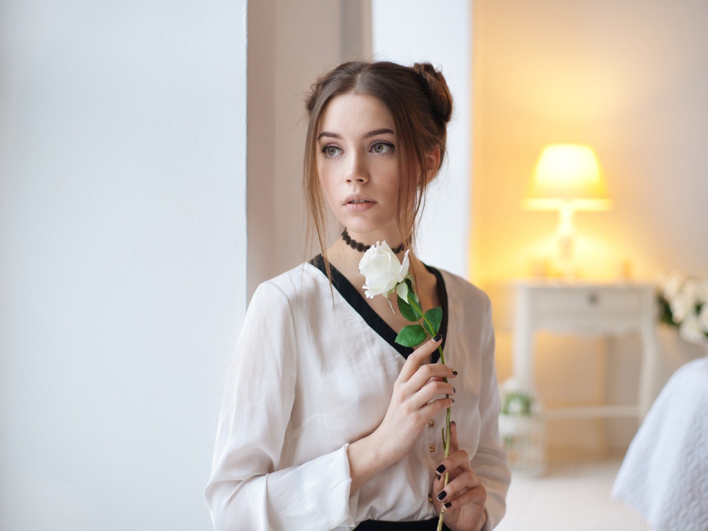 Красивая девушка брюнетка с белой розой 