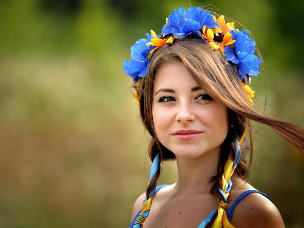Красивая девушка брюнетка с венком на голове 