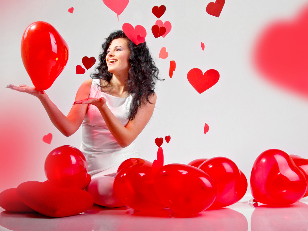 Красивая девушка брюнетка с воздушными шарами в форме сердца