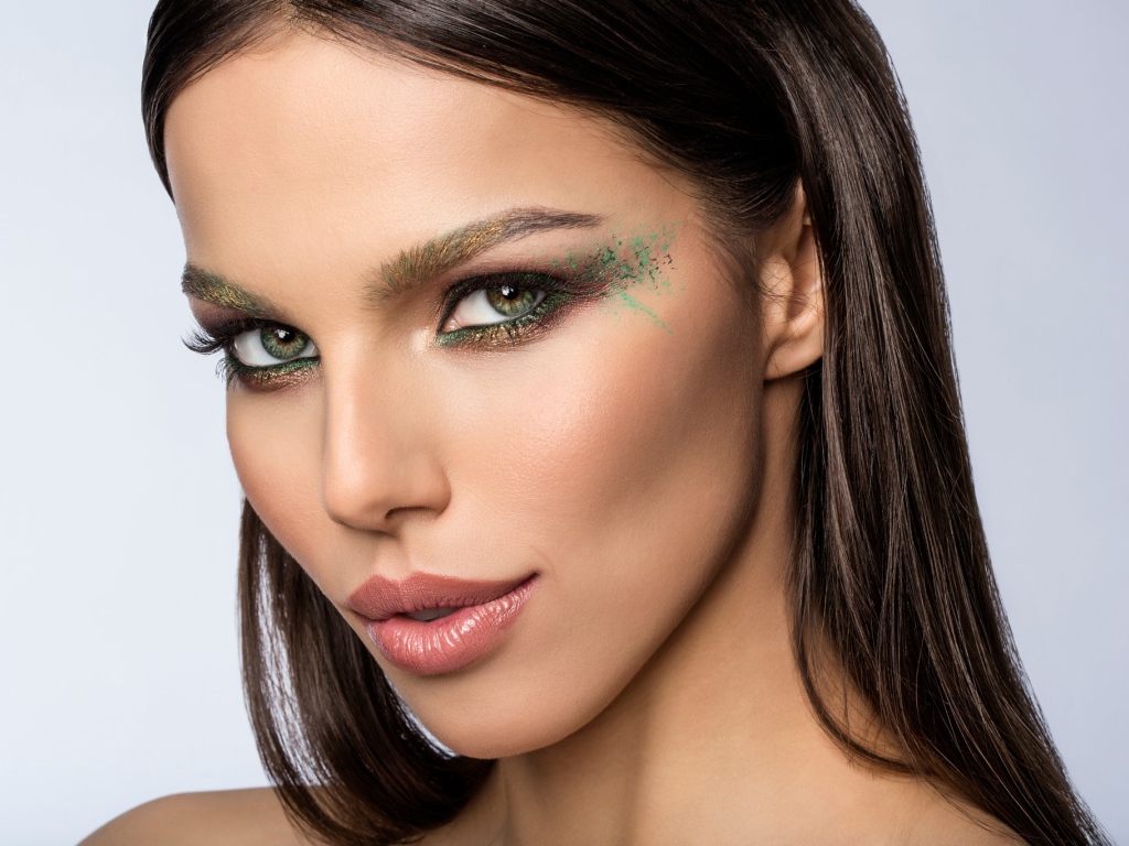 Красивая девушка брюнетка с эффектным макияжем