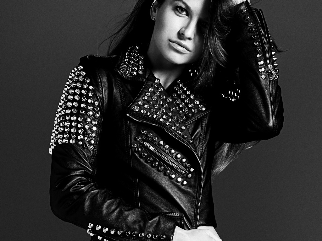 Красивая девушка в кожаной куртке Анна Левандовска, черно-белое фото
