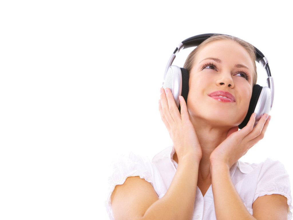 Красивая девушка в больших наушниках 