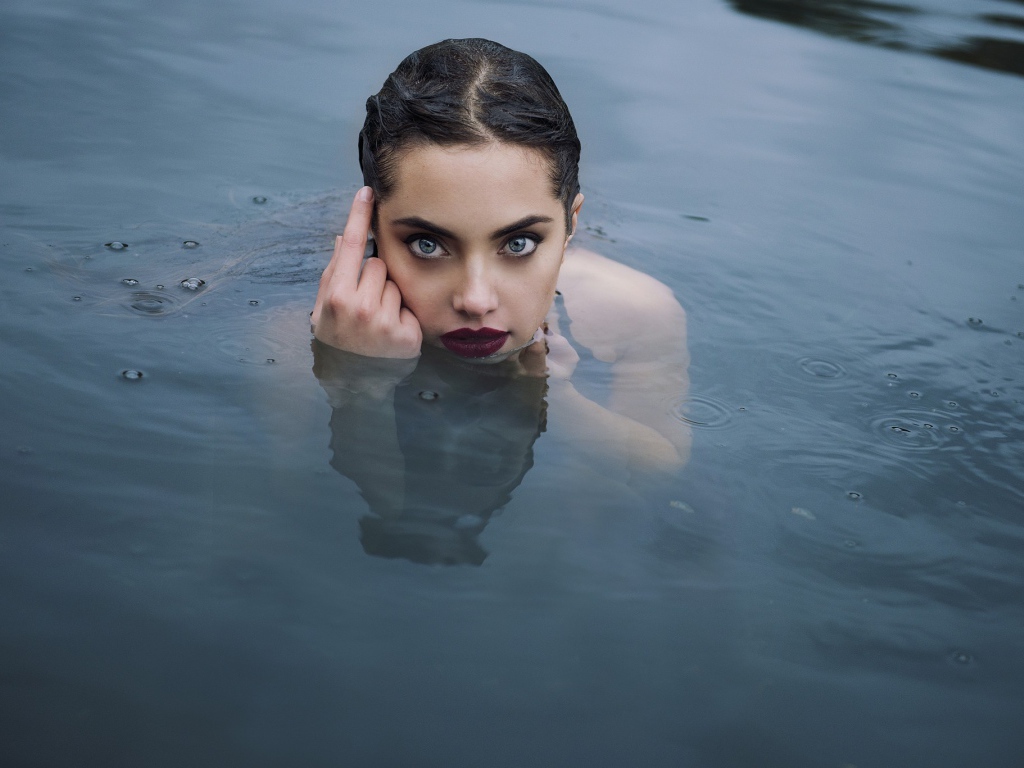 Красивая девушка русалка в воде 