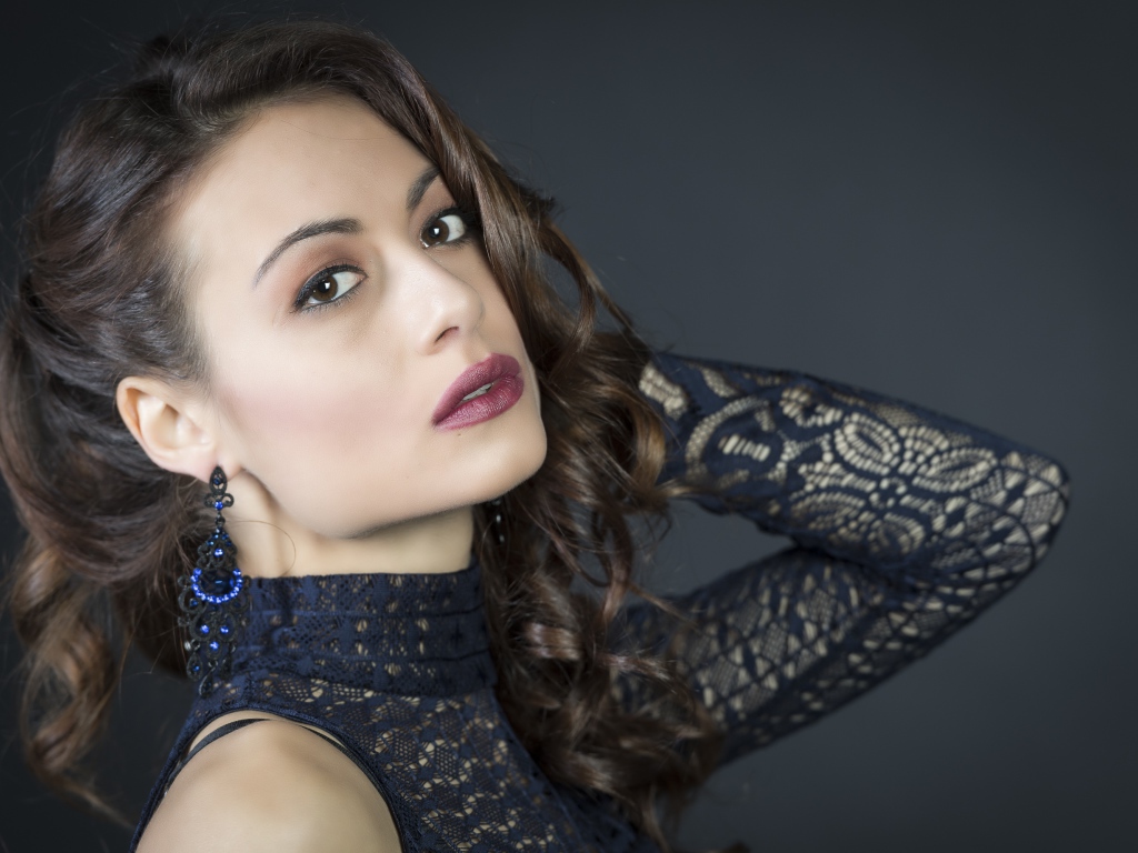 Красивая девушка модель с карими глазами 