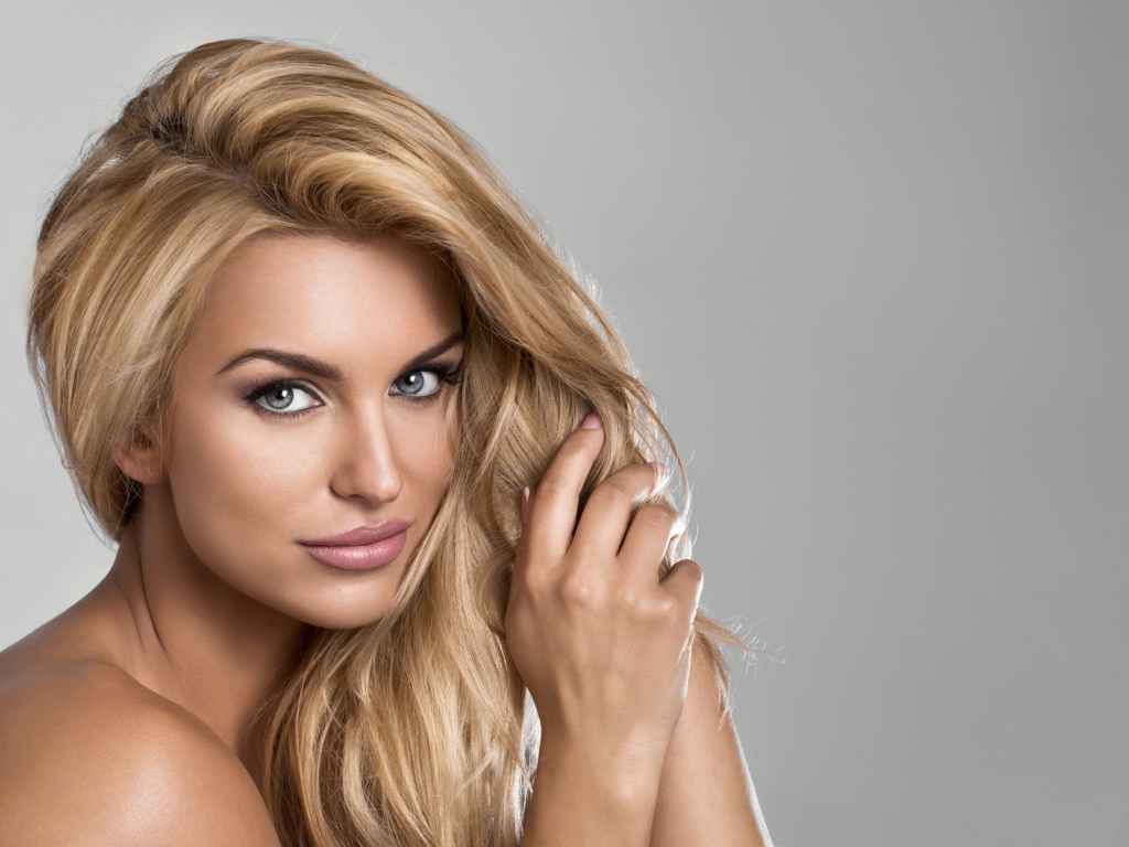 Красивая девушка модель с серыми глазами 