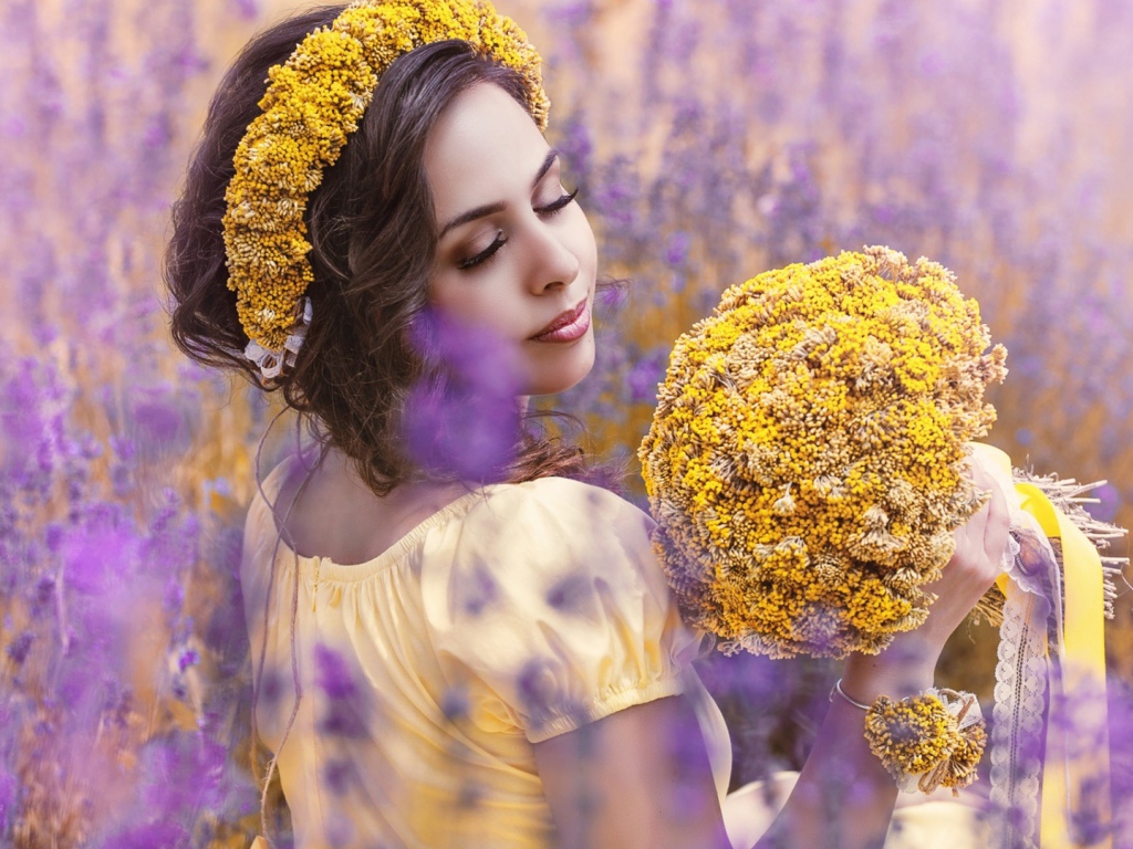 Красивая девушка с букетом желтых полевых цветов 