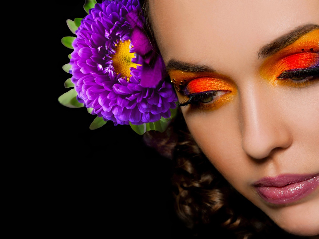 Красивая девушка с ярким макияжем 