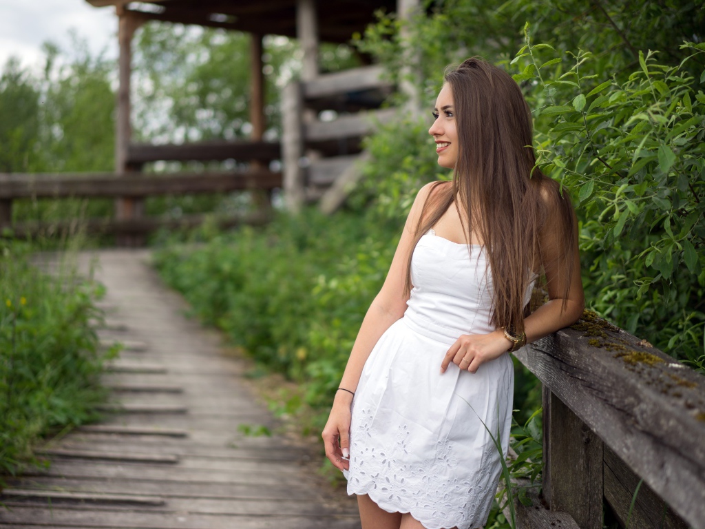 Красивая длинноволосая девушка модель в белом платье