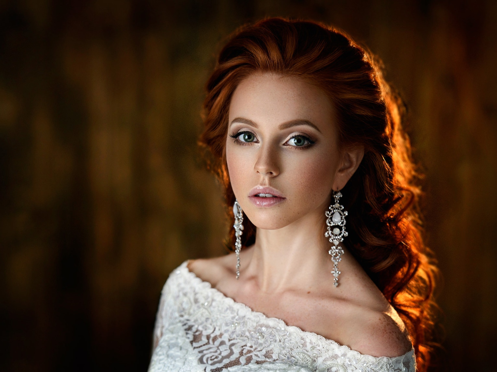 Красивая рыжеволосая девушка в белом платье 