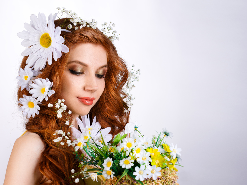 Красивая рыжеволосая девушка с цветами в волосах