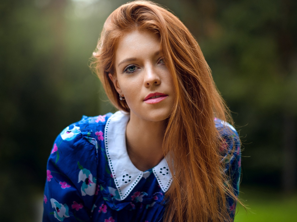 Красивая рыжеволосая девушка с зелеными глазами в красивом платье 