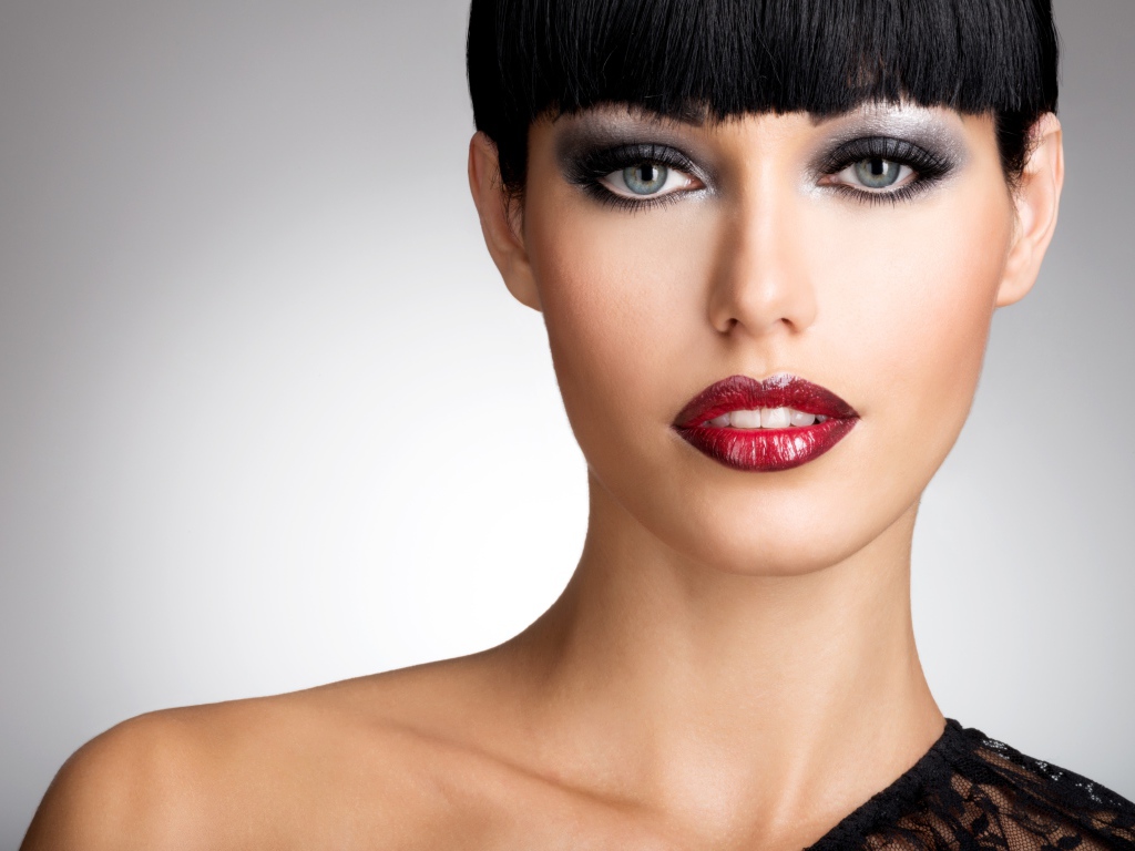 Красивая эффектная брюнетка с ярким макияжем