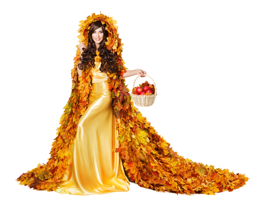 Красивая молодая девушка в плаще из желтых листьев с корзиной в руке