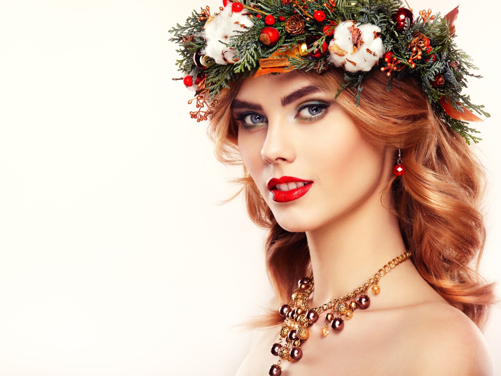 Красивая молодая девушка с венком на голове и красивыми украшениями
