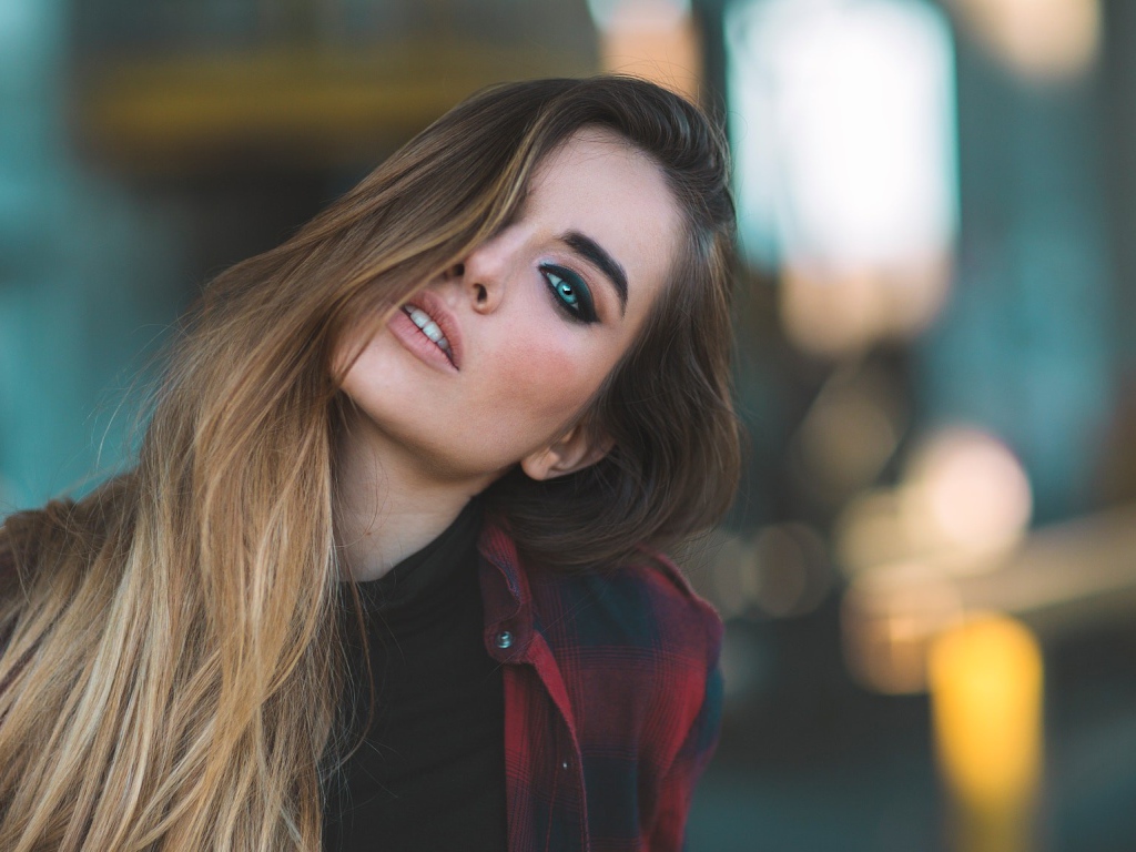 Красивая молодая девушка с длинными волосами 