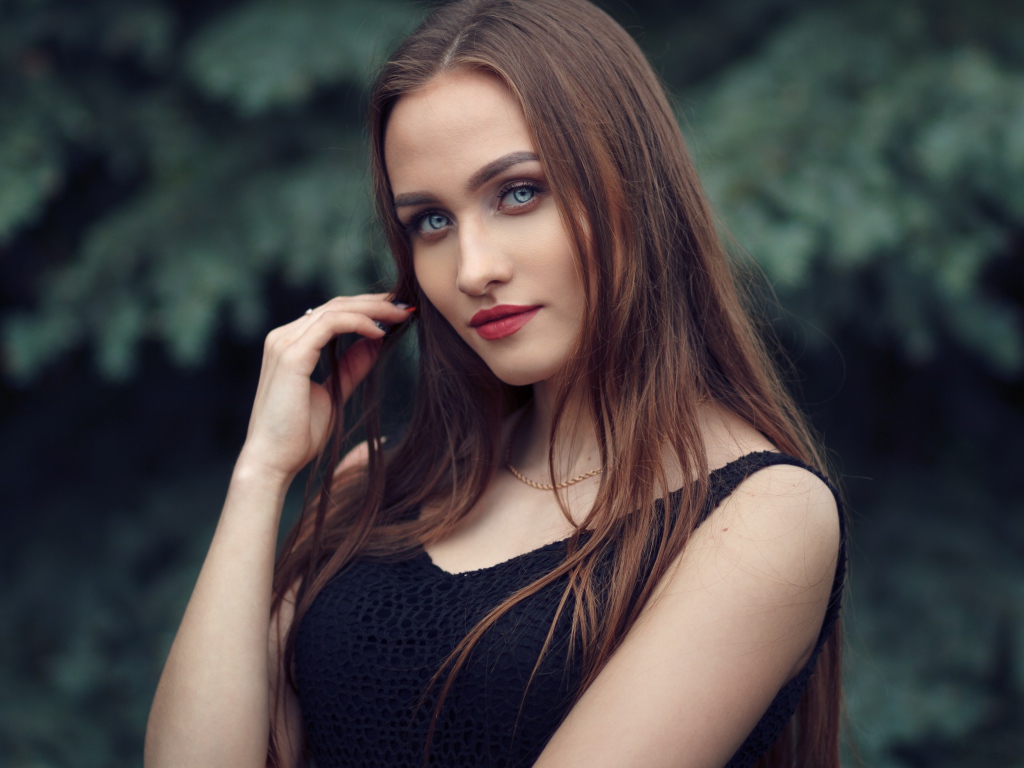 Голубоглазая девушка брюнетка в черном платье
