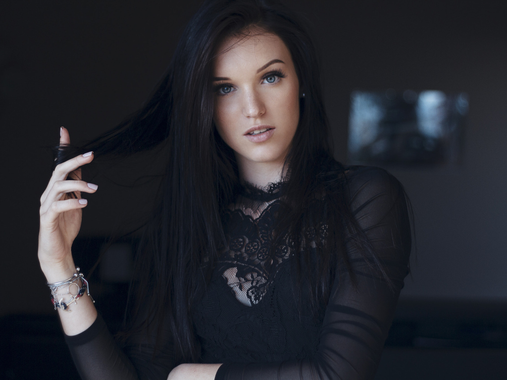 Голубоглазая эффектная брюнетка в черном платье