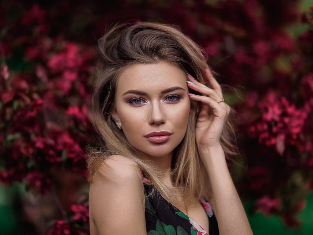 Яркая красивая девушка в цветастом платье