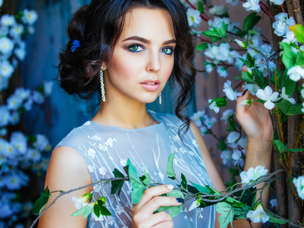 Девушка брюнетка с красивой прической 