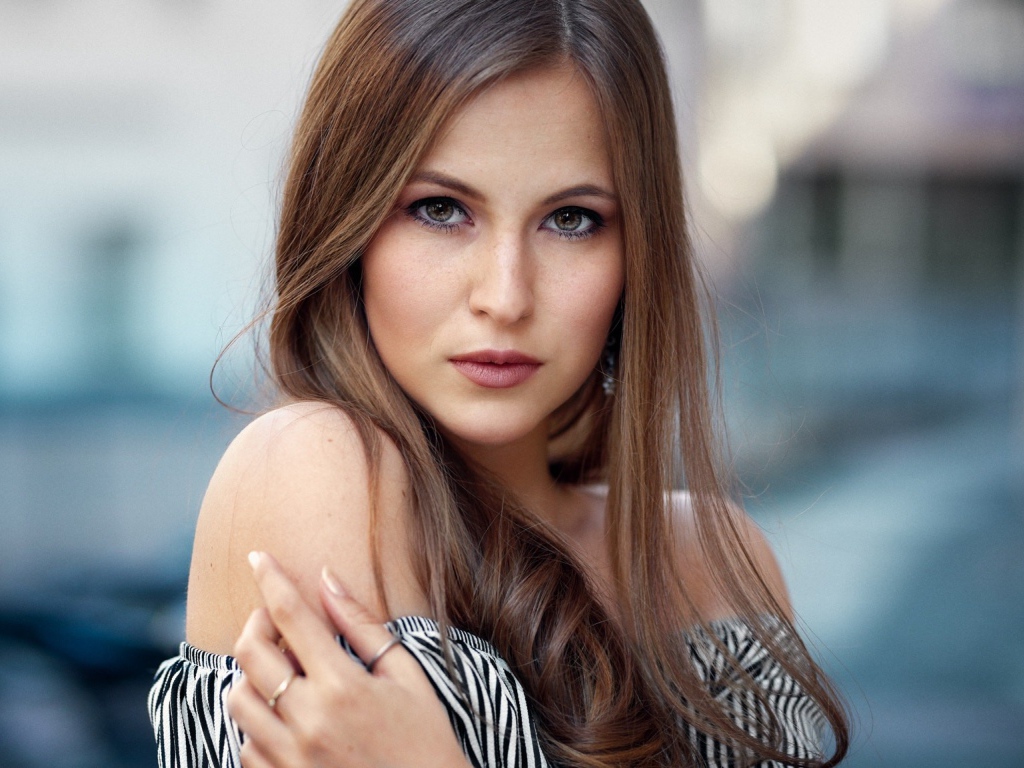 Девушка брюнетка с зелеными глазами 