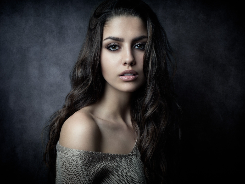 Нежная красивая девушка брюнетка с длинными волосами 