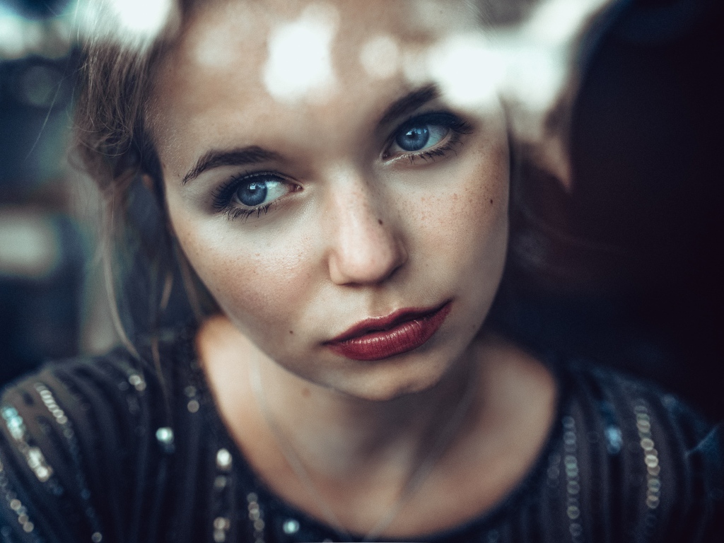 Нежная голубоглазая девушка с грустным лицом