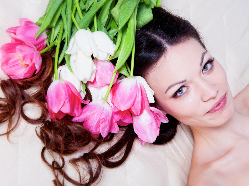 Нежная шатенка с букетов тюльпанов в волосах
