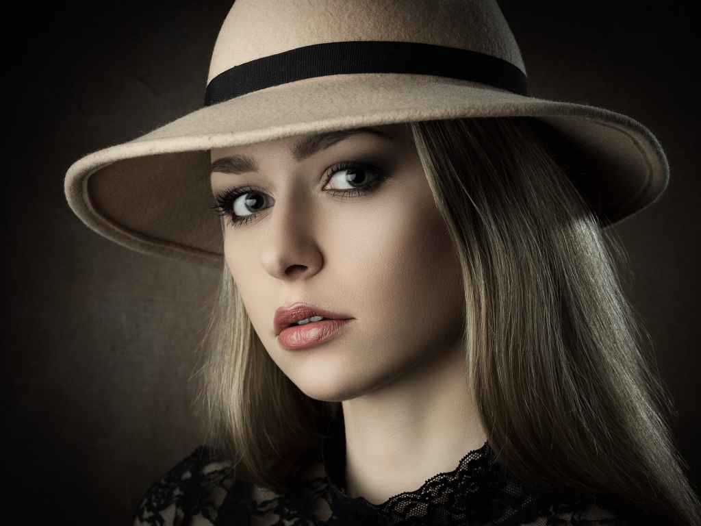 Лицо красивой девушки в большой шляпе 
