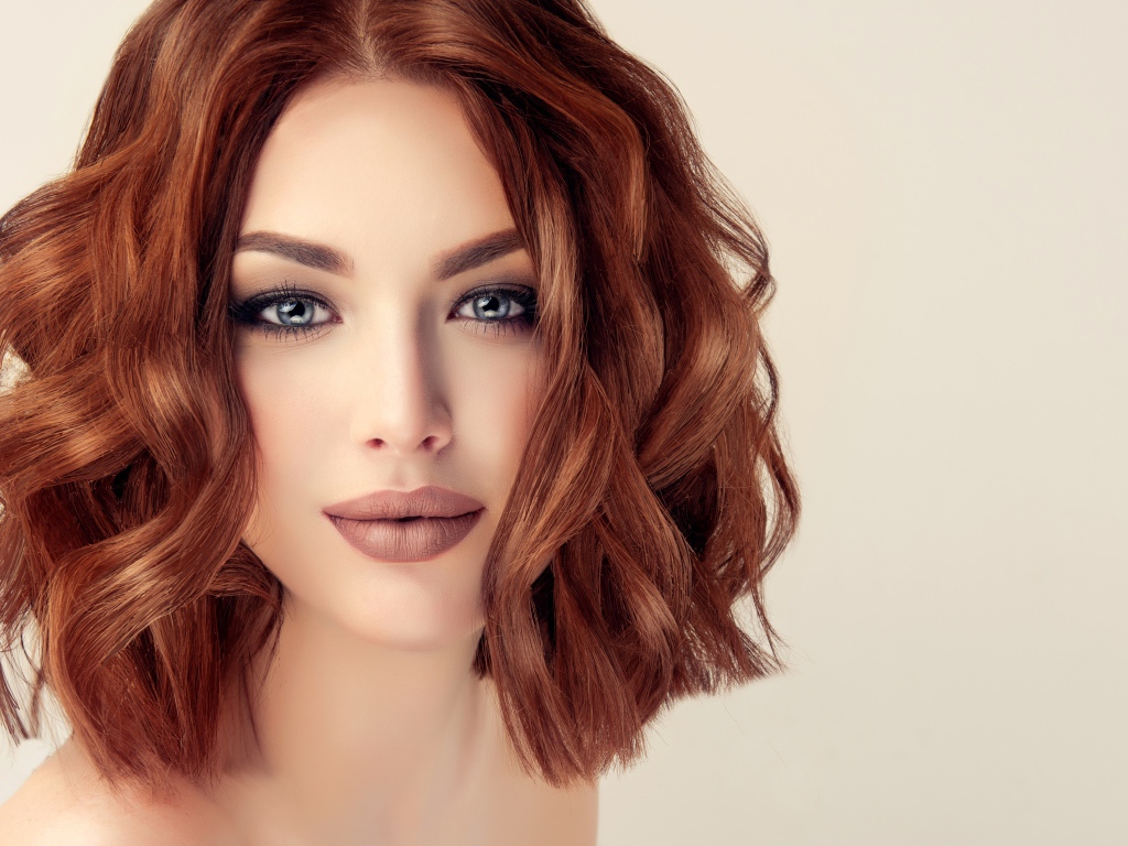 Лицо красивой молодой девушки с макияжем