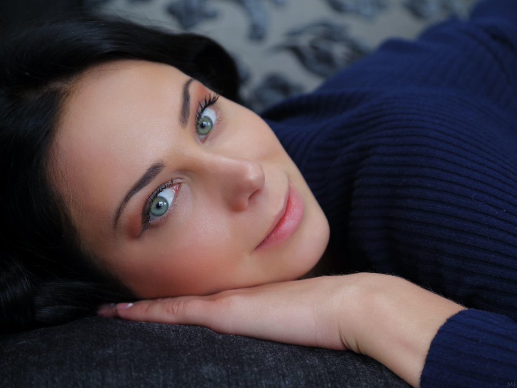 Нежный взгляд красивой голубоглазой девушки