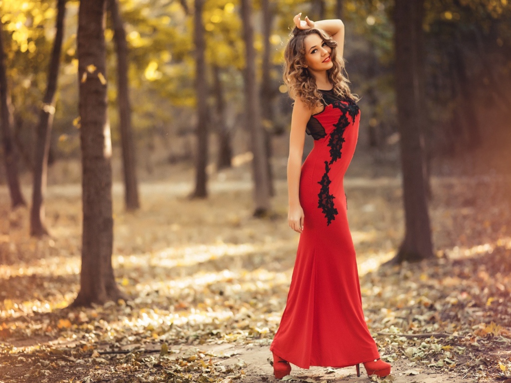 Девушка модель в длинном красном платье 