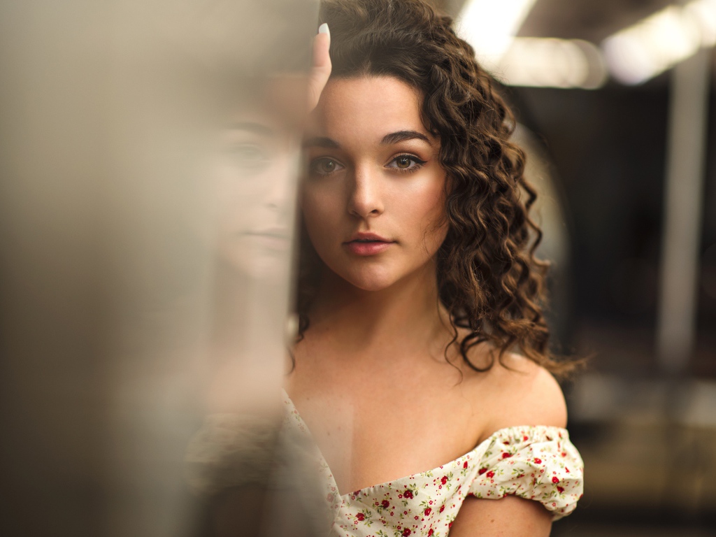 Девушка модель в цветастом сарафане