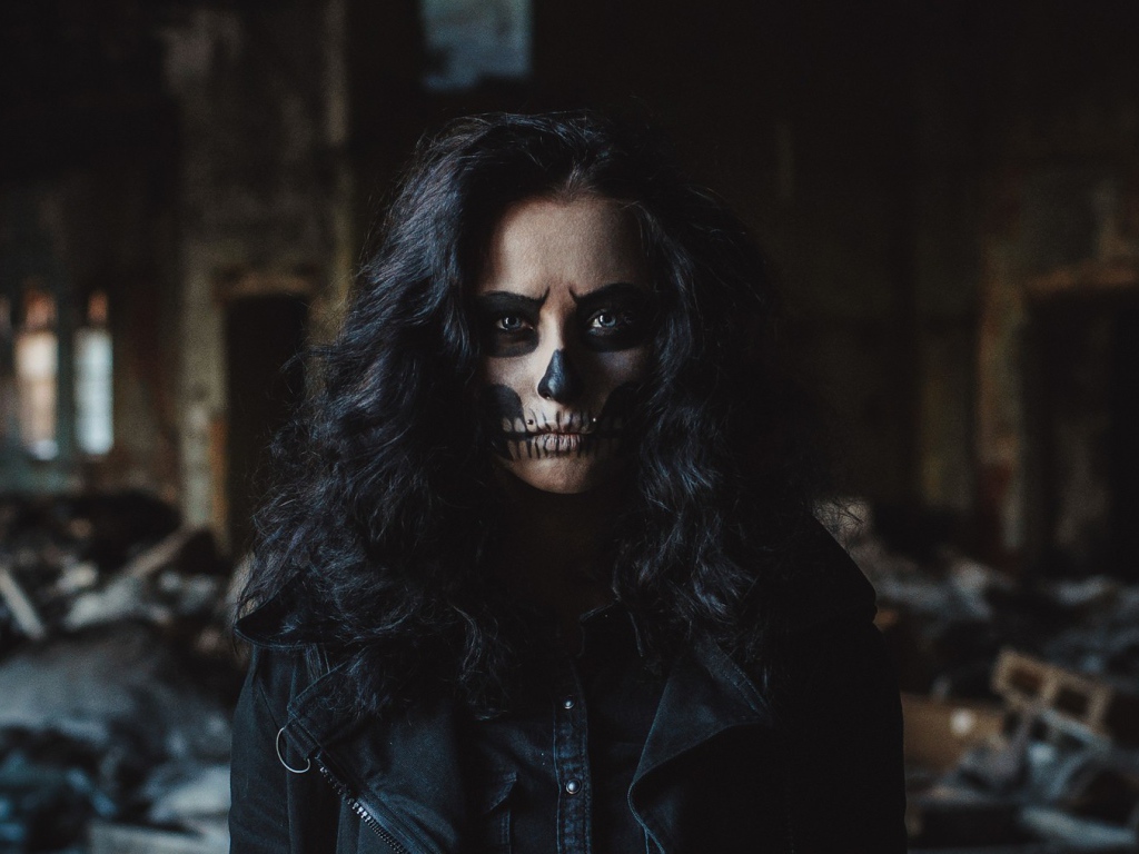 Девушка с черными волосами и разрисованным лицом 