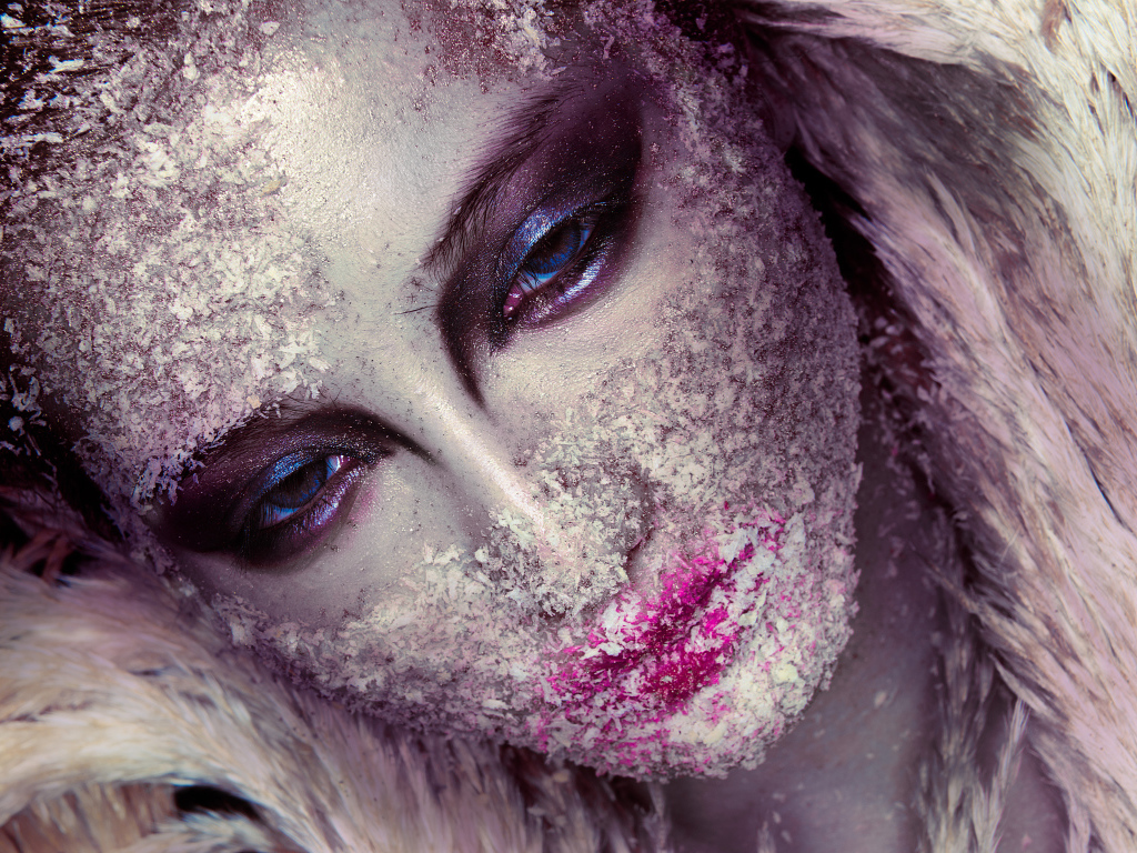 Девушка с ярким ледяным макияжем