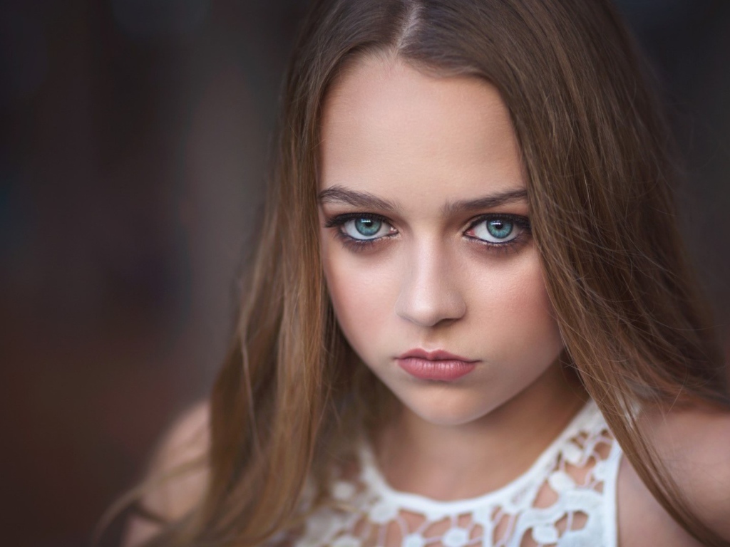 Грустная девушка с большими голубыми глазами 