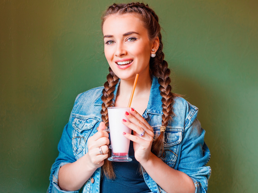 Улыбающаяся девушка с коктейлем в руках