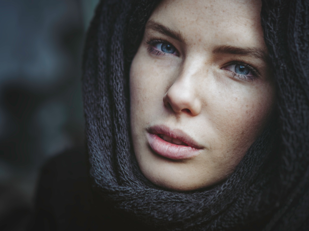 Взгляд настоящей голубоглазой девушки