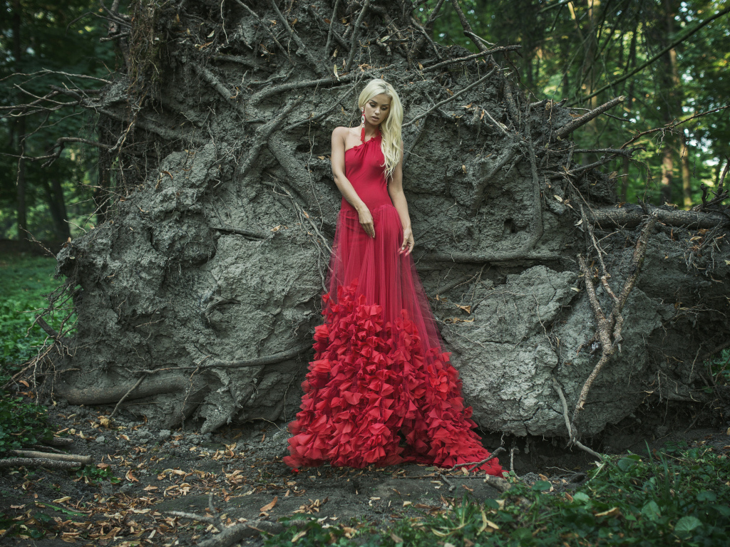 Молодая красивая девушка блондинка в красном платье