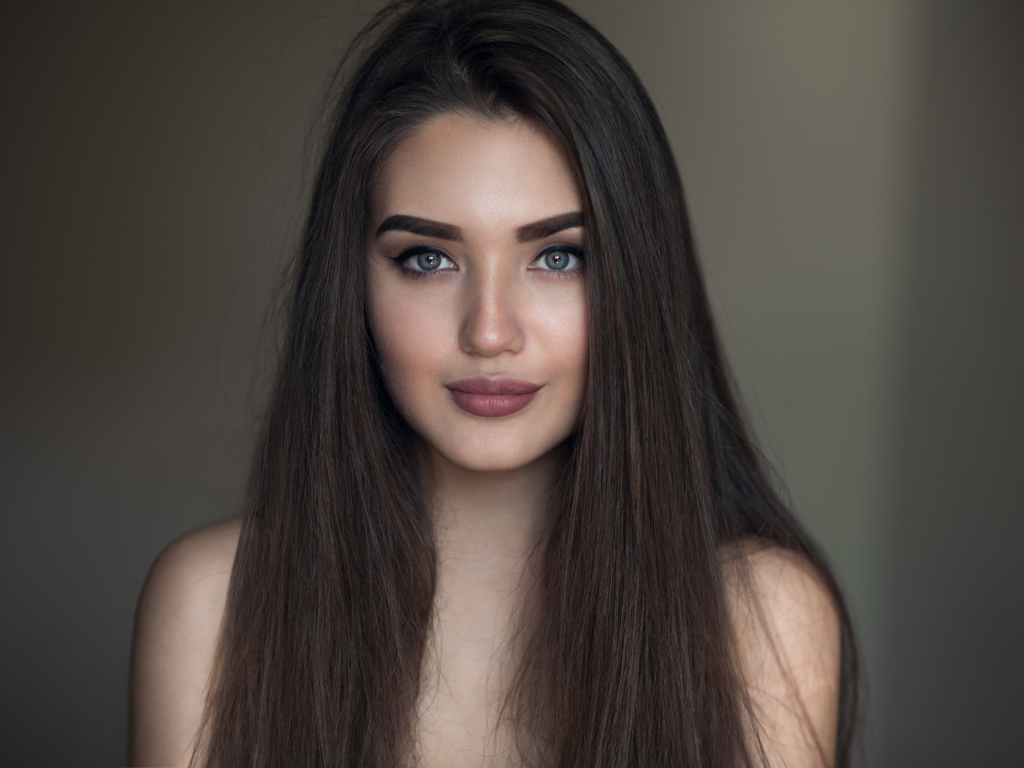 Молодая красивая девушка с длинными волосами