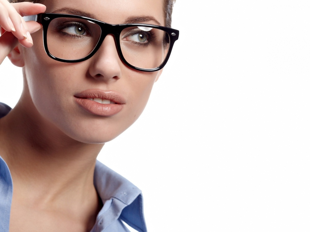 Молодая девушка в очках на белом фоне