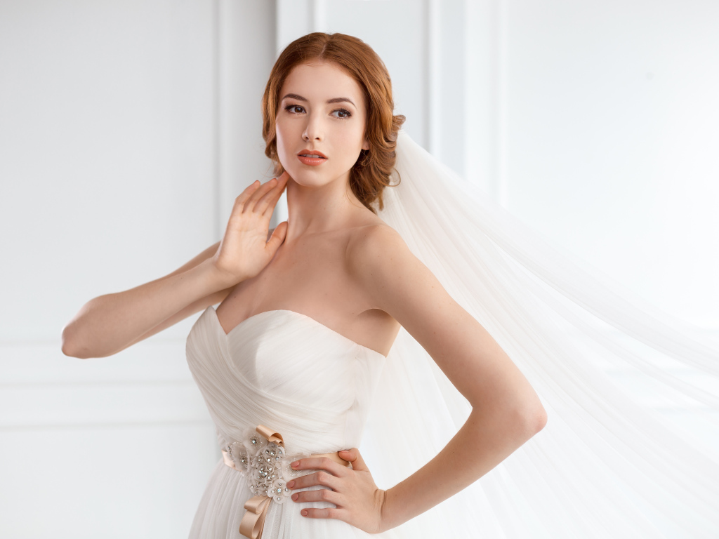 Молодая нежная девушка невеста в красивом свадебном платье