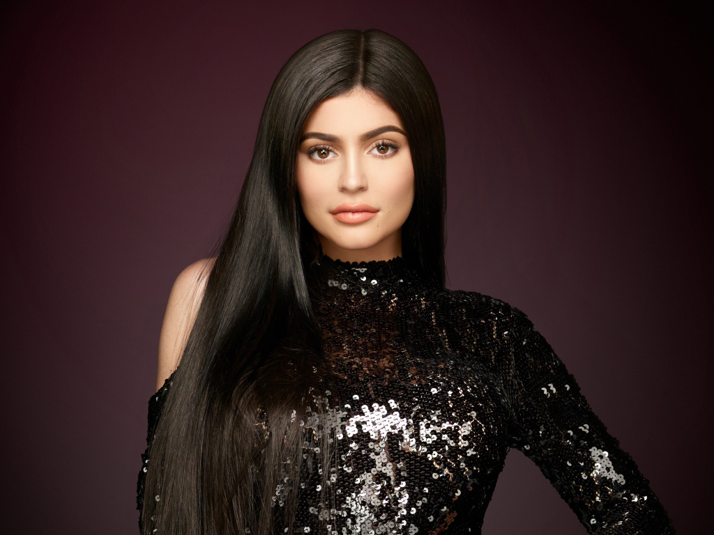 Эффектная девушка модель Кайли Дженнер с длинными волосами