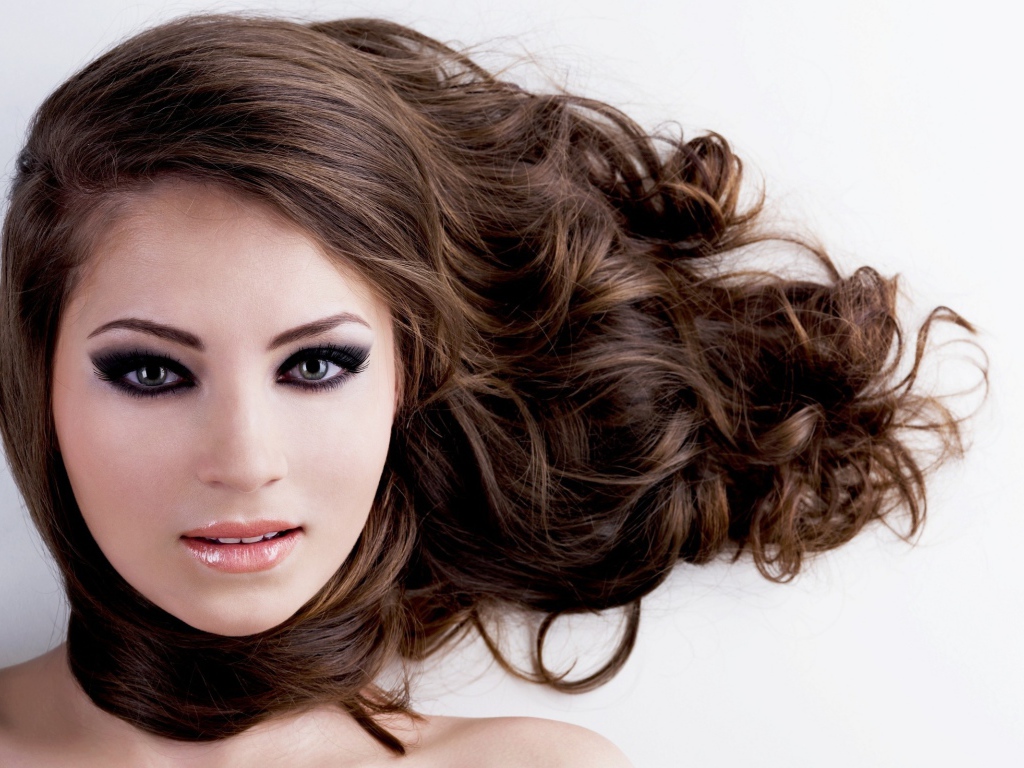 Девушка модель с темными волосами 