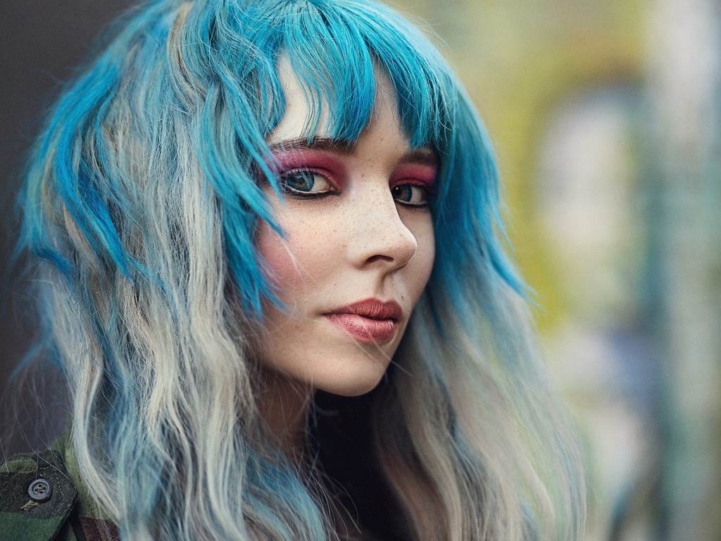 Молодая девушка модель с голубыми волосами