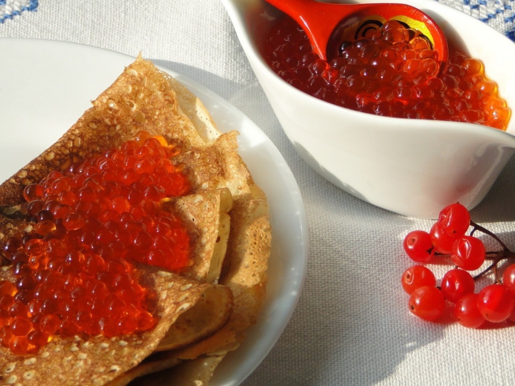 Вкусные блины с красной икрой на Масленицу 